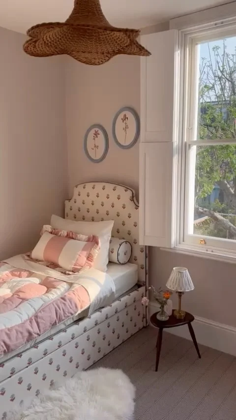 Matchy Matchy! A snapshot of our Arthur Stripe Eiderdown and matching Frilly cushion in Rose Dust sitting pretty in this divine little girls bedroom designed by @summerhousestyle.