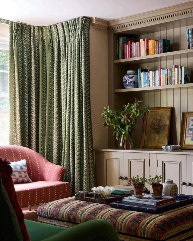 Lorcan Reverse in Banana Palm on the curtains in this warm and cosy snug by very talented @uns.hobbs_interiors. 

Curtains made by my fave curtain gals - @thelondoncurtaingirls.