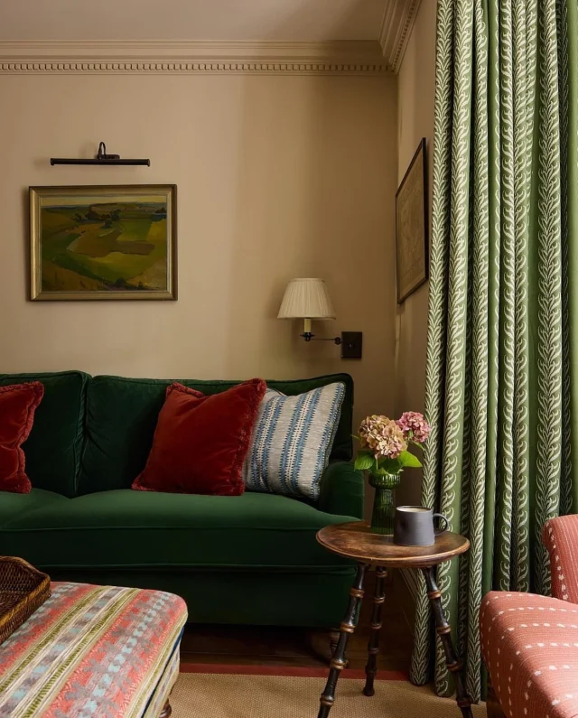 Swoon. Another angle of the fabulous curtains in Lorcan Reverse Banana Balm in this super cosy snug designed by @uns.hobbs_interiors. I’m ready to hunker down by the fire! 

Curtains: @thelondoncurtaingirls