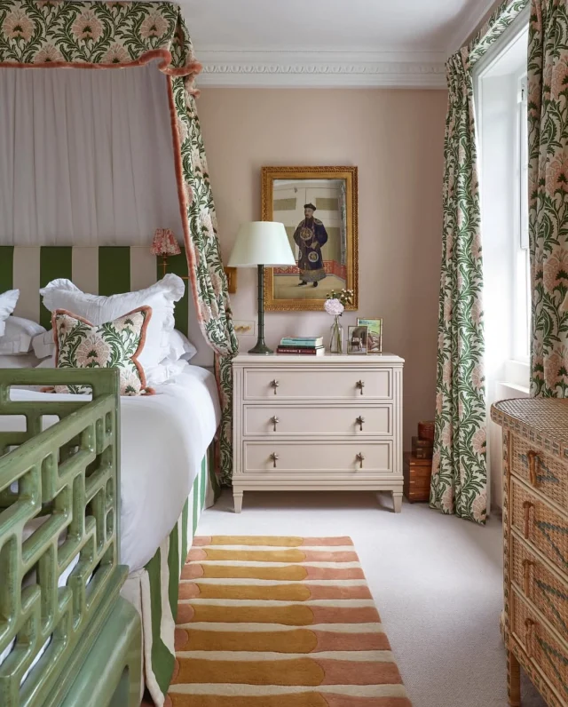 LOVE this so much! Alice’s beautiful London bedroom featuring our favourite combination of CINNY Linens— Raine and Arthur Stripe both in Pickled Green on bed canopy, cushions, headboard and skirt. 

Photo: @peas.in.my.pod for @alicecrawleyinteriors @layeredofficial rug collaboration
Curtains: @londoncurtaingirls
Trim: @samuelandsons