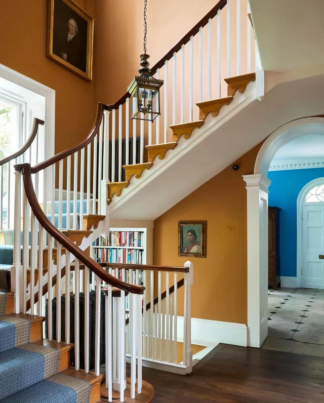 Sunday scrolling paused at this stunning hall and sublime colour combination by design talent @brandon_schubert photos by @boz_gagovski 💛💙 wow 

#colour #interiordesign #interior #colourist #fabric #wallpaper