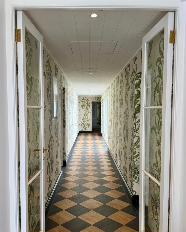 Adored seeing James Wallpaper ~ Bertram in this beautiful hallway recently completed in South Africa. Love it paired with the checkerboard floor, clever friend — thank you @carorupert ❤️