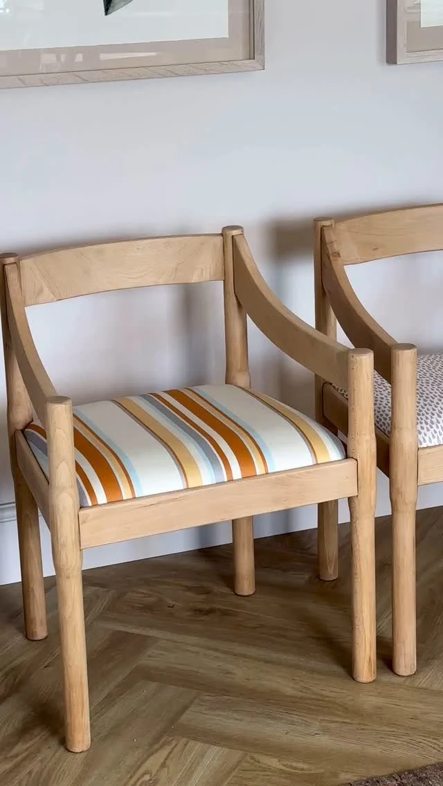 Our Carimate chairs in all their glory. 😍  

Hand finished and adapted with custom seat-pads in your chosen CINNY fabric. 

Seen here in Coco Violet and Marni Tangier, with full gloss and natural oak finish.