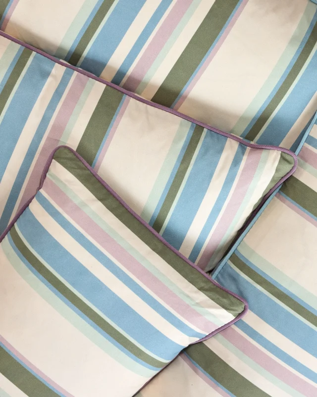 NEW IN : Marni Stripe cushions

Fun and playful, Marni Stripe cushions are shown here in the Provence colourway with co-ordinating Samuel & Son piping, in Mauve and Ice Blue.

The Provence colourway is a blend of blue, greens and purple, inspired by the region in France and its beautiful lavender fields.

Now available at cinny.co.uk💜💚💙